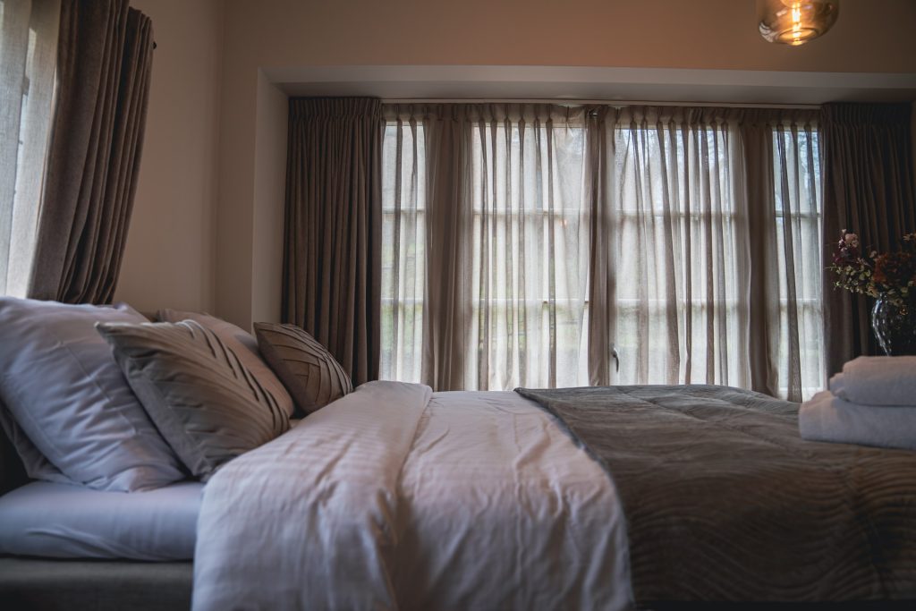 Bed en raamzijde van Kamer 1